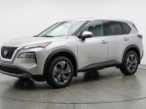 Used 2025 Nissan Rogue SV image 2