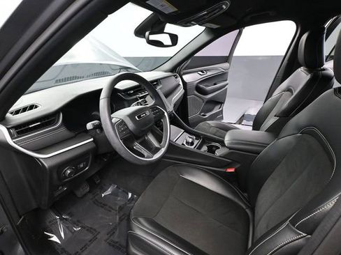 Used 2024 Jeep Grand Cherokee Altitude image 23