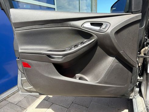 Used 2017 Ford Focus SE w/ Cold Weather Package FWD image 18