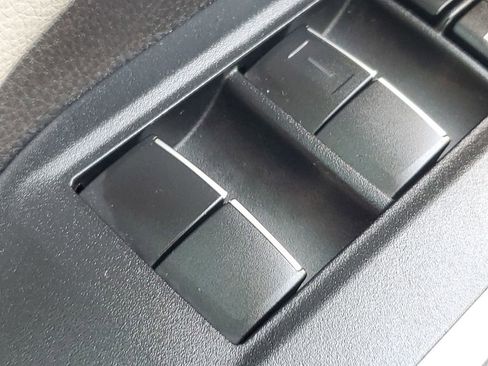 Used 2021 Toyota RAV4 XLE Premium image 33