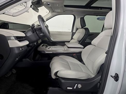 Certified 2025 Lincoln Navigator Reserve AWD/4WD image 15