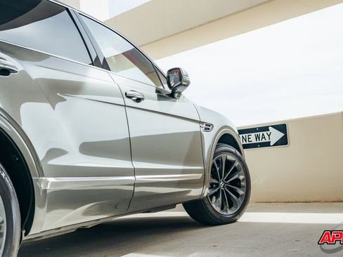 Used 2017 Bentley Bentayga image 33