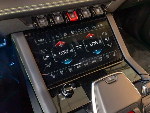 Used 2025 Lamborghini Urus SE AWD/4WD image 22