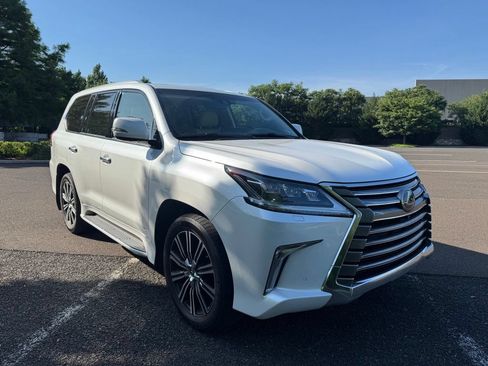 Used 2021 Lexus LX 570 4WD w/ Luxury Package image 6