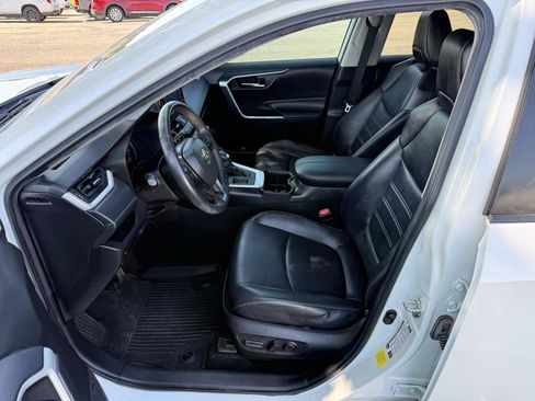 Used 2022 Toyota RAV4 XLE Premium FWD image 11