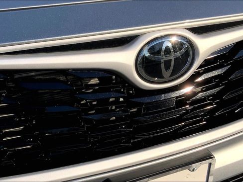 Certified 2025 Toyota Highlander XLE image 28