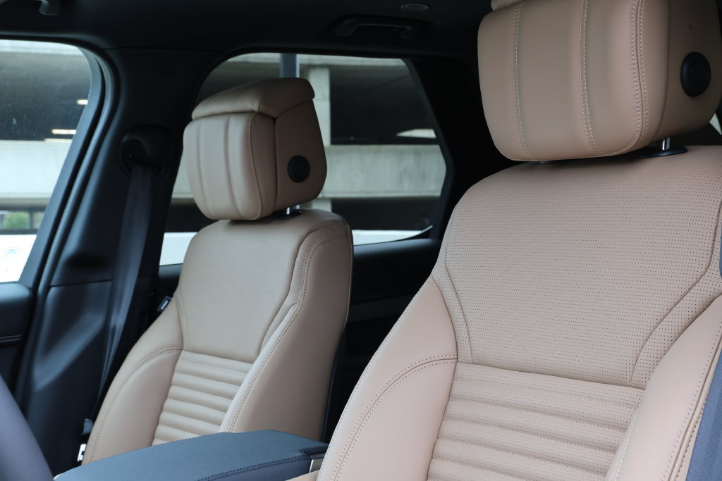 New 2026 Land Rover Discovery Limited Edition AWD/4WD image 12