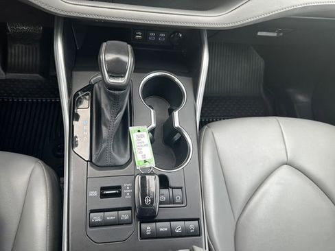 Used 2022 Toyota Highlander XLE AWD/4WD image 16