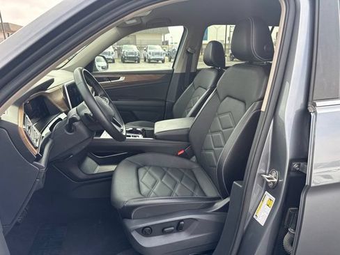 Used 2025 Volkswagen Atlas SE FWD image 18