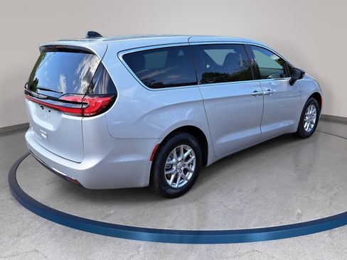 New 2026 Chrysler Pacifica Select image 6