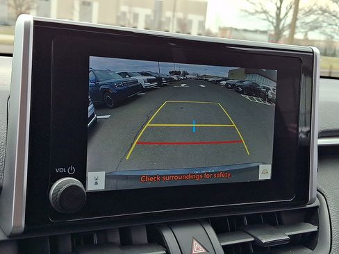 Used 2023 Toyota RAV4 SE w/ Weather & Moonroof Package image 18