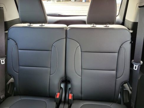 Used 2023 GMC Acadia SLT w/ Preferred Package image 17