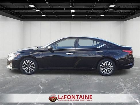Used 2024 Nissan Altima 2.5 SV image 2
