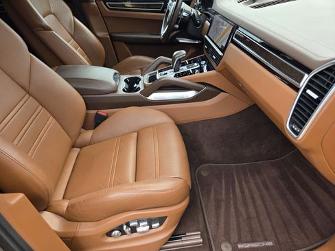 Used 2019 Porsche Cayenne Turbo image 10