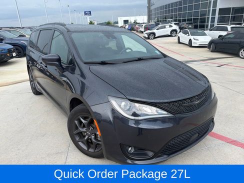 Used 2020 Chrysler Pacifica Touring-L w/ Advanced Safetytec Group FWD image 2