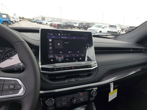 New 2026 Jeep Compass Latitude image 32