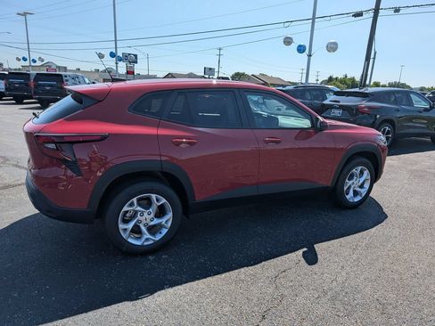 New 2026 Chevrolet Trax LS w/ LS Convenience Package FWD image 8