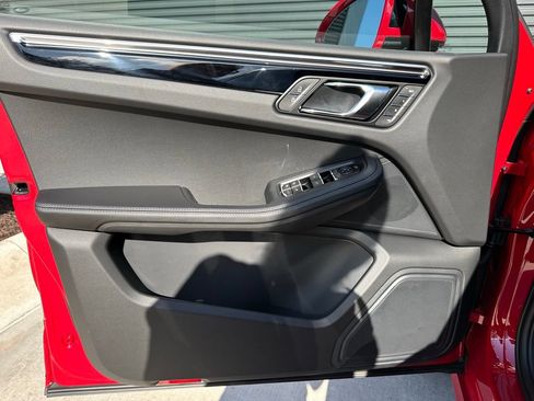 Certified 2026 Porsche Macan AWD/4WD image 18