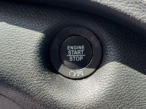 Used 2019 Jeep Cherokee Latitude Plus w/ Comfort/Convenience Group AWD/4WD image 17