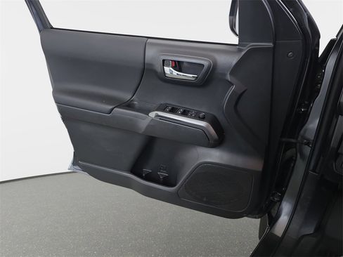 Used 2022 Toyota Tacoma TRD Off-Road image 28