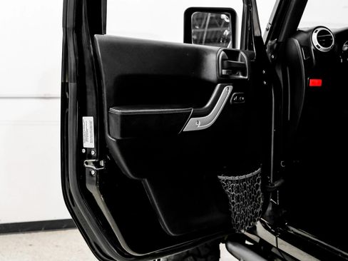 Used 2016 Jeep Wrangler Unlimited Rubicon AWD/4WD image 46