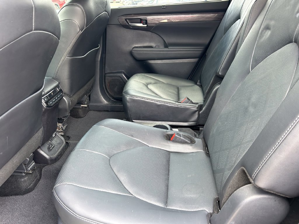 Used 2024 Toyota Highlander Platinum FWD image 17