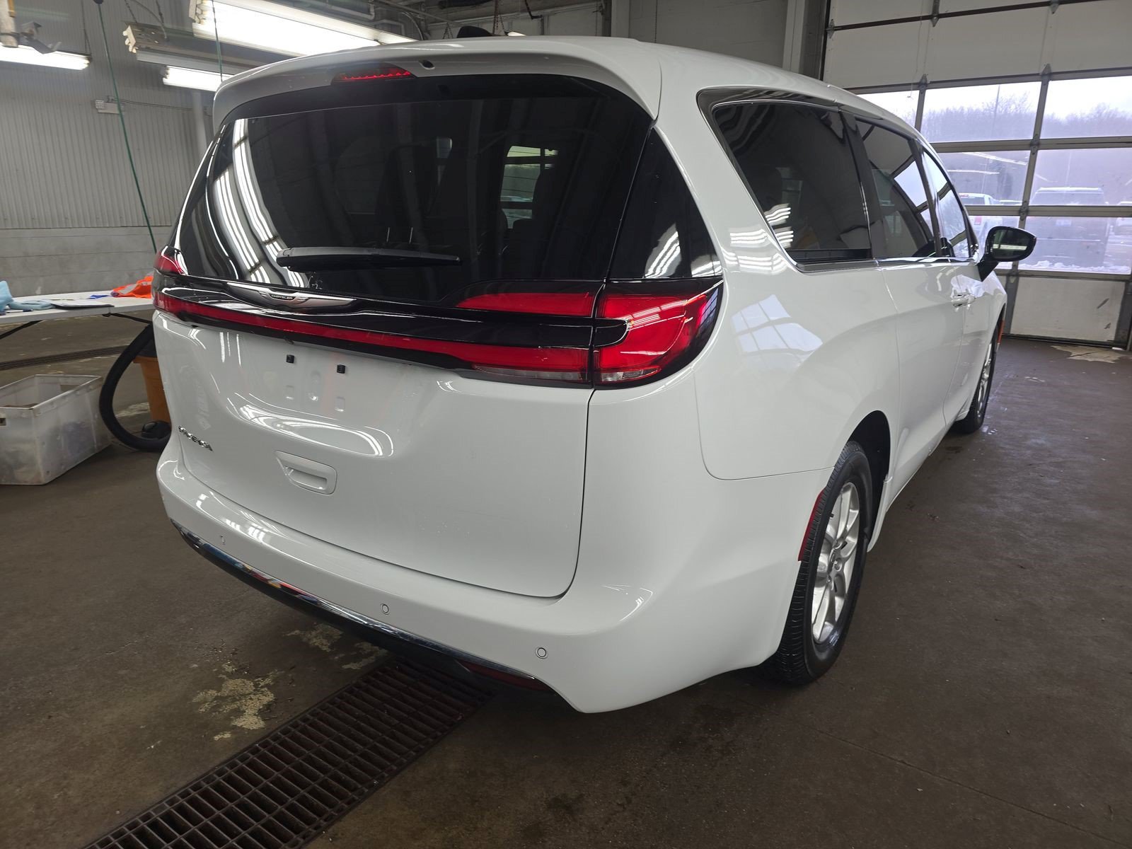 Used 2024 Chrysler Pacifica Touring-L FWD image 4
