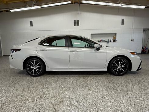 Used 2023 Toyota Camry SE FWD image 5
