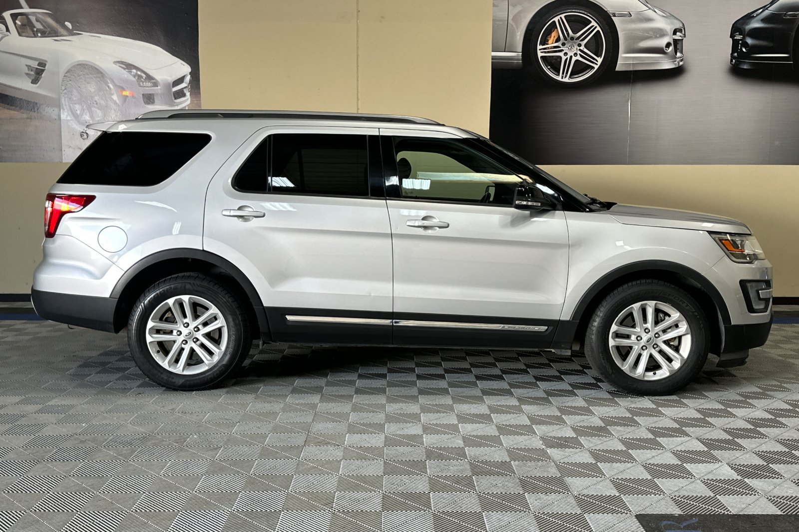 Used 2017 Ford Explorer XLT FWD image 3