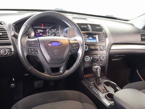 Used 2018 Ford Explorer XLT image 2