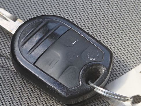 Used 2014 Ford Taurus SE FWD image 30