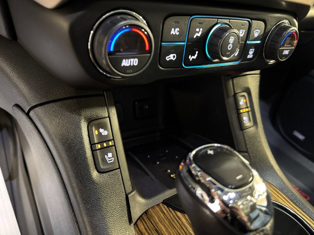 Used 2019 GMC Acadia Denali w/ Technology Package AWD/4WD image 30