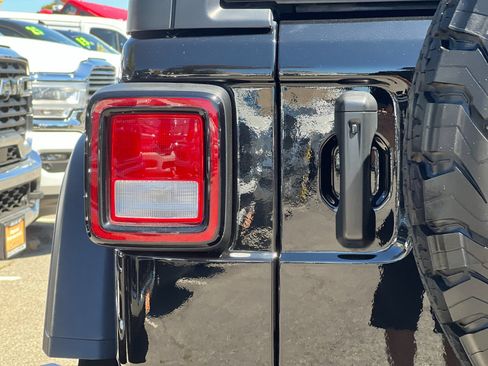 Used 2022 Jeep Wrangler Unlimited Rubicon AWD/4WD image 27