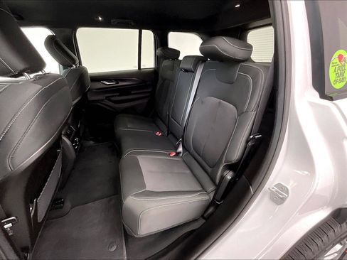 Used 2025 Jeep Grand Cherokee Laredo AWD/4WD image 19