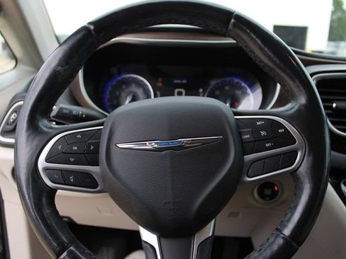 Used 2018 Chrysler Pacifica Touring-L Plus FWD image 15