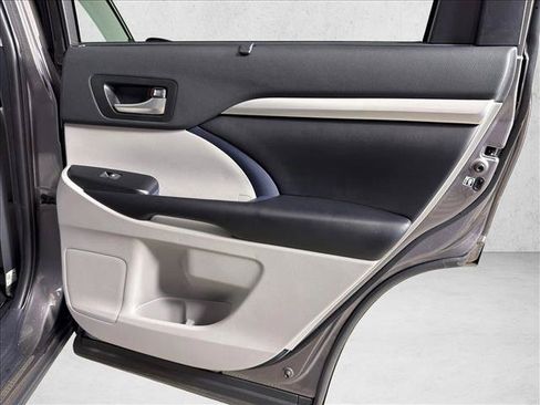 Used 2019 Toyota Highlander XLE FWD image 18