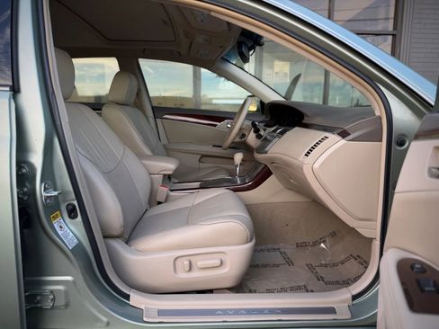 Used 2010 Toyota Avalon XLS image 19