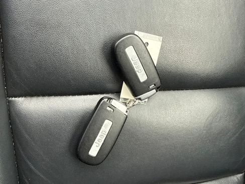 Used 2020 Jeep Grand Cherokee Limited AWD/4WD image 21