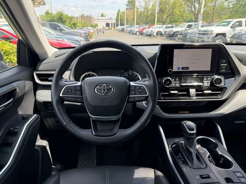 Certified 2024 Toyota Highlander XLE AWD/4WD image 24