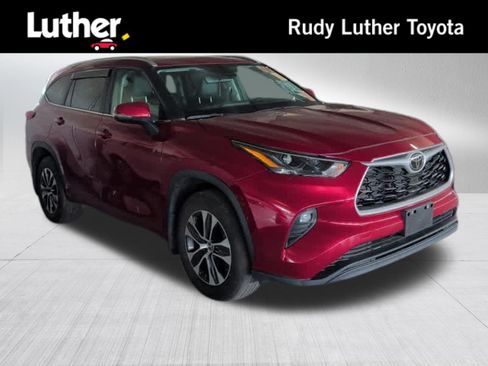 Used 2023 Toyota Highlander XLE AWD/4WD image 1
