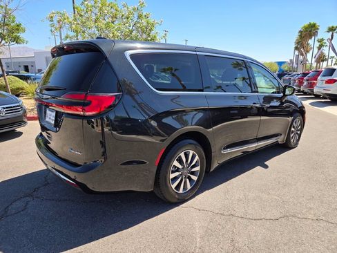 Used 2023 Chrysler Pacifica Limited FWD image 7