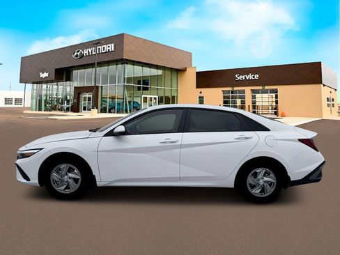 New 2026 Hyundai Elantra SE image 3