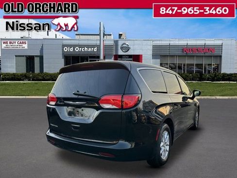 Used 2017 Chrysler Pacifica Touring image 3