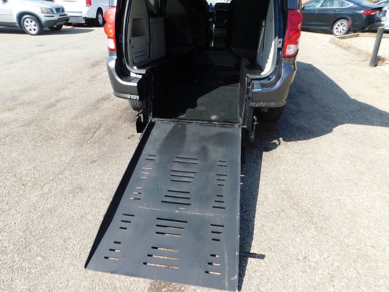 Used 2016 Dodge Grand Caravan SE w/ Quick Order Package 29E SE FWD image 4