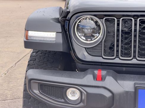 Used 2025 Jeep Wrangler Unlimited Rubicon AWD/4WD image 5
