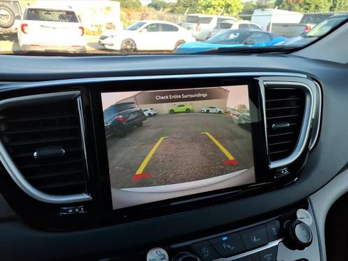 Used 2024 Chrysler Pacifica Touring-L FWD image 15
