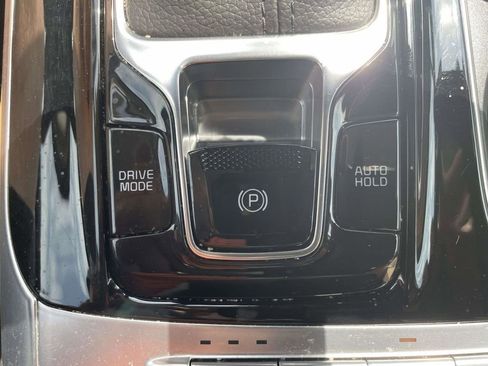 Used 2024 Kia Carnival EX image 25