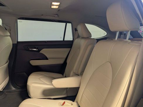 Used 2021 Toyota Highlander XLE FWD image 36