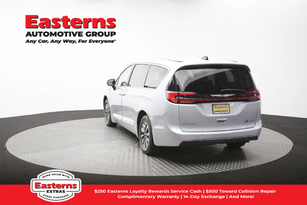 Used 2023 Chrysler Pacifica Limited FWD image 68