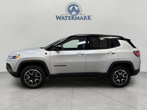 Used 2025 Jeep Compass Trailhawk w/ Trailhawk Elite Group AWD/4WD image 2